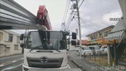 【ブレーキ直後】後ろのクレーン車から積み荷なだれ落ちる…直撃を受けた軽トラはどうなった?