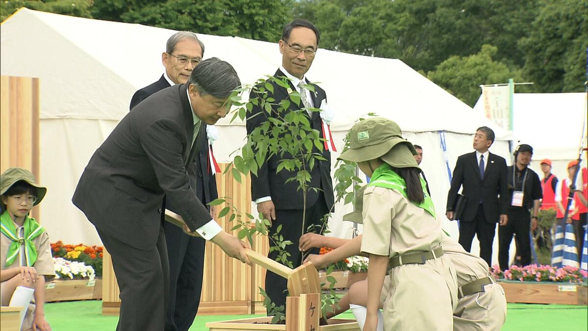 天皇陛下「全国植樹祭」で埼玉へ 各地で子どもたちとご交流 皇后さまは