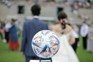 “結婚証明書”はサッカーボール!? 憧れのピッチで結婚式…スタジアム挙式に密着【宮崎発】