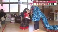 園児たちが伝統の神楽舞う　1年間の集大成披露　受け継ぐ後輩の園児に面や刀など手渡す　大分