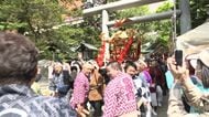 【札幌の夏祭りシーズン到来！】三吉神社例大祭「みこし渡御」が街を練り歩く「札幌夏が来たなって感じがしますね」神輿の迫力に観客魅了…露店やライブも〈5月15日午後8時まで開催〉