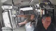 走行中のバス車内に男が突然飛び込んできた瞬間　一体何が？バイクで赤信号無視し衝突、勢いそのまま車内に　男は逃走　コロンビア