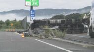 1台が横転…新東名高速のIC付近でトラック3台が絡む事故 運転手1人を搬送も命に別条なし 本線が一部通行止めに