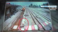 【危機一髪】耳の不自由な高齢女性が、迫る列車に気づかず線路を横断…駅長が決死の救出！一躍ヒーローに【タイ】