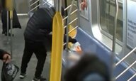“走るホームレス用シェルター”と化したNY地下鉄でまた放火…州知事「カオスに終止符を！」打ち出した対策は半年の「警察官の全車両配置」