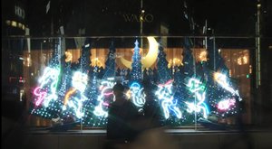 一足早いクリスマスモードに 銀座・和光のショーウィンドウ模様替えに密着