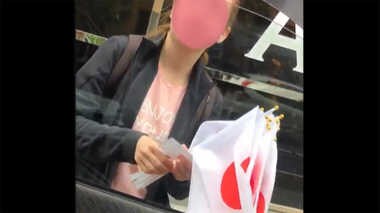 “国旗売り”外国人の正体は聴覚障害者の“フリ”!? 詐欺罪での立件を難しくする巧妙な手口