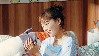 川口春奈　“私物のぬいぐるみ”と一緒に撮影でリラックスモード　毎日の息抜きは愛犬と「散歩」