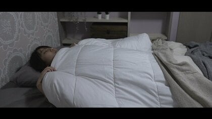 「毛布は上に掛けず背中に敷いて」スリープトレーニングで目覚めスッキリ！真冬の快眠術　厚着もNG！？