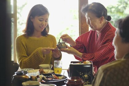 どうしたら気兼ねなく過ごせる？約4割が気を使う“義理の実家”への帰省…帰省する側・迎える側が心掛けるべきポイント