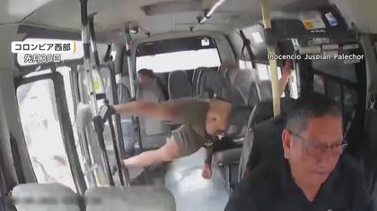 走行中のバス車内に男が突然飛び込んできた瞬間　一体何が？バイクで赤信号無視し衝突、勢いそのまま車内に　男は逃走　コロンビア
