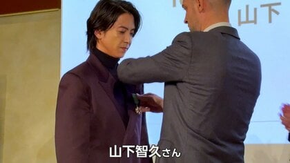 山下智久さん「ただの飲み物ではなく文化そのもの」　ワイン題材のドラマ主演でフランスの国家勲章を受章　