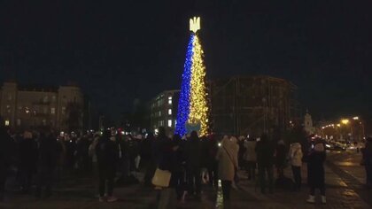 【ウクライナのクリスマス】地下鉄ホームにツリー　1年前とは様変わり…平和への祈り続く