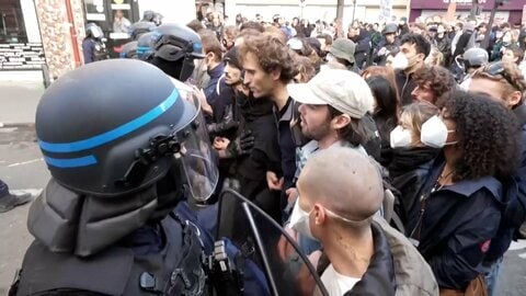 フランス　週末に大規模デモ警戒　警察官ら7万人を動員へ