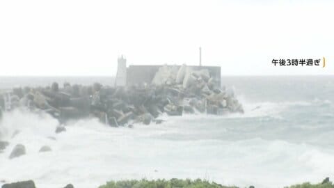 【中継】台風25号接近の八丈島　強風で海水が雨にように　フェリーに続き空も全便欠航　宿泊予約などキャンセル相次ぐ