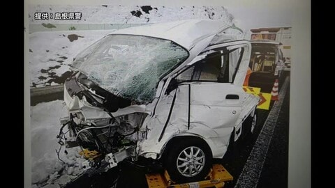 山陰道の凍結路面で車4台が多重衝突　60代男性が重傷の模様　軽トラックのスリップがきっかけか（島根）