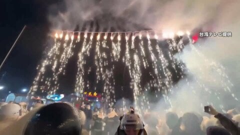 200万発のロケット花火飛び交う台湾の“最も危険な祭り”　60万人集まり30人ケガ　別地域では“神様”に爆竹投げつける
