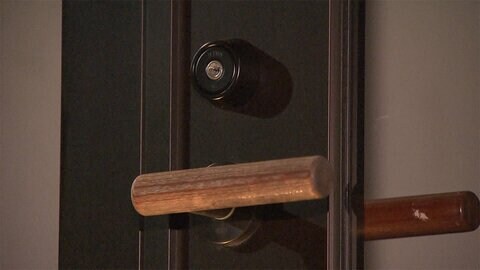 内覧客装い強盗 男女2人逮捕 タクシー未払いトラブルも...
