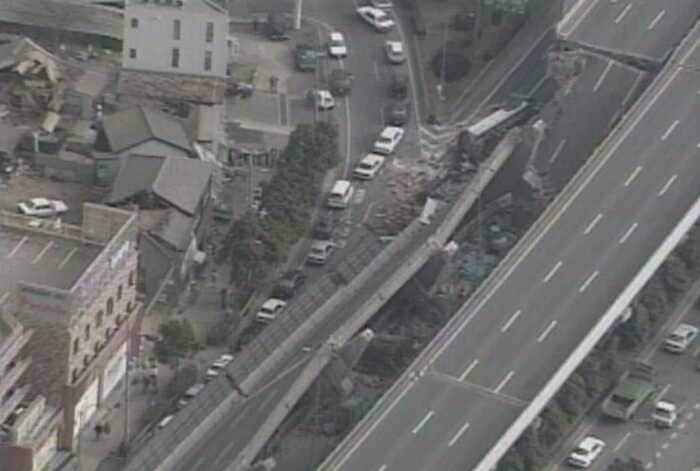 1995年阪神大震災で倒壊した阪神高速道路