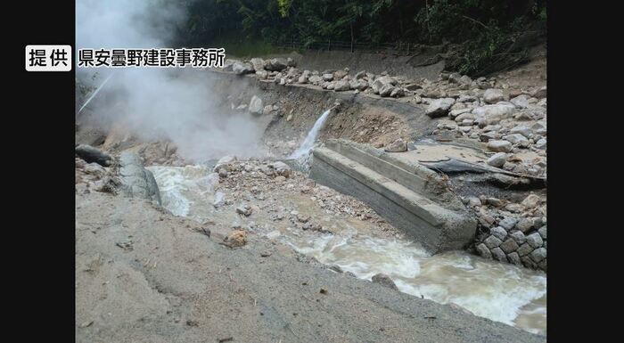 崩れた橋（提供：県安曇野建設事務所）