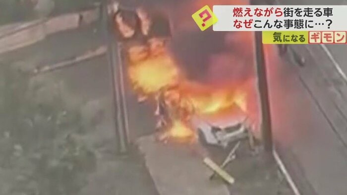 電柱にぶつかりさらに大きく燃え上がる車(IHA)