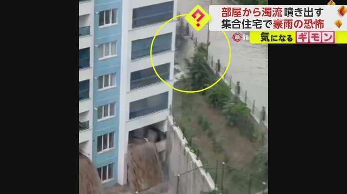 横の道路から、集合住宅に水が流れ込んでいる(IHA)