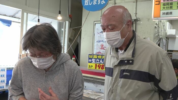 贈答用のサンマを買いに訪れた根室市民