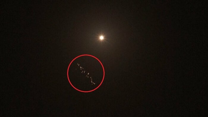 イスラエルの上空でイラン弾道ミサイルから発射されたクラスター