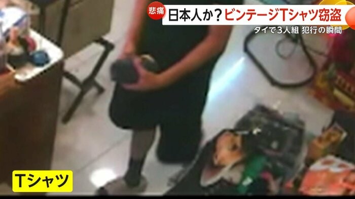 Tシャツを手に取り、小さく丸める男