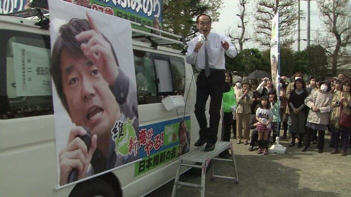 静岡市議選で演説する東国原氏。かつては「落下傘+有名人戦法」をとっていた(2013年)