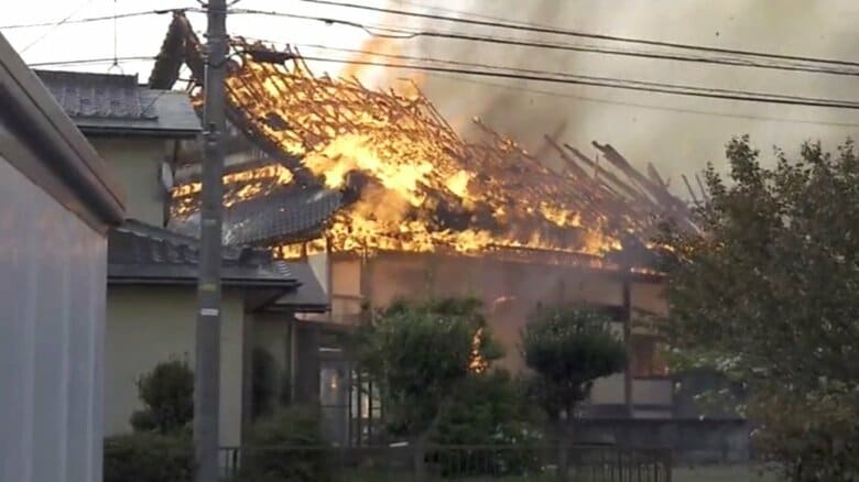 富山市の寺と住宅が全焼　消防車21台出動、6時間後に鎮火 「赤い火がバーッと立ち上がってきた」　強風で80メートル先の会社まで火の粉｜FNNプライムオンライン