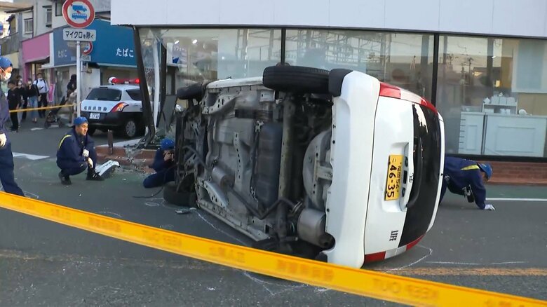 74歳女性運転の車が左折しようとして横転…小学生の列に突っ込む　運転手含む5人搬送もいずれも意識あり　福岡・筑紫野市｜FNNプライムオンライン