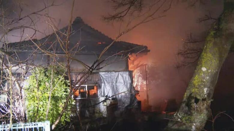 「逃げ遅れがいる」宇和島で住宅全焼　焼け跡から遺体　住人の高齢男性か　妻も煙吸い救急搬送【愛媛】｜FNNプライムオンライン