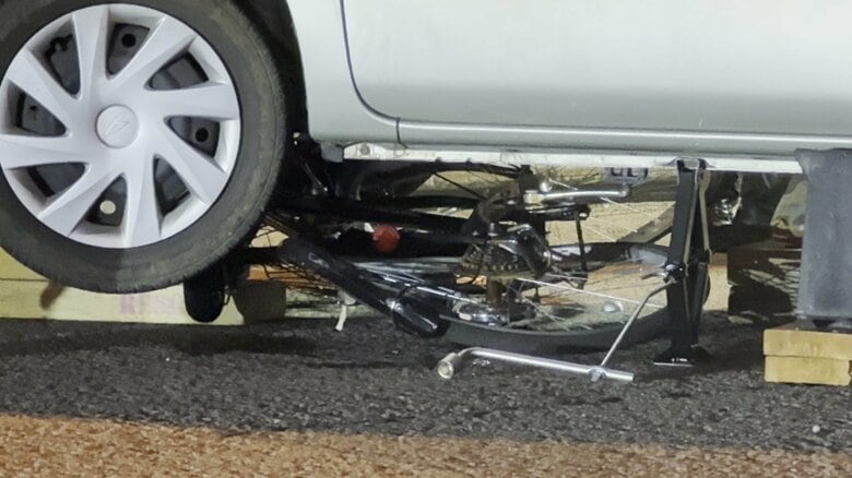 軽乗用車で自転車の男子高校生をはねて下敷きにして重傷に―74歳神職の男「私は安全を確認してから出たのに…なぜ相手がいたのか分からず少し納得できない」過失運転致傷で現行犯逮捕_北海道函館市｜FNNプライムオンライン