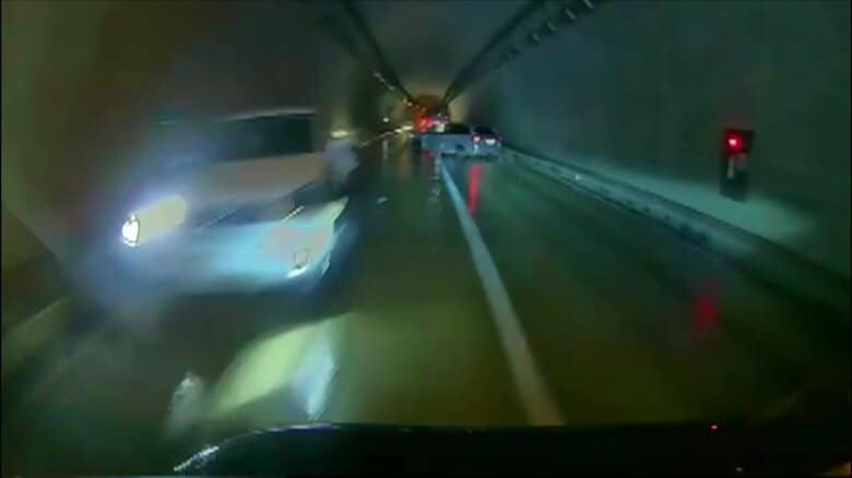 【ドラレコ映像】暗いトンネル内で突如、逆走車が…センターラインをはみ出し「私の方にも」4台衝突事故の瞬間｜FNNプライムオンライン