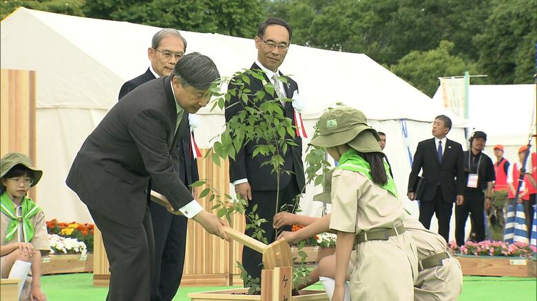 天皇陛下「全国植樹祭」で埼玉へ　各地で子どもたちとご交流　皇后さまは体調不良で訪問見送り｜FNNプライムオンライン