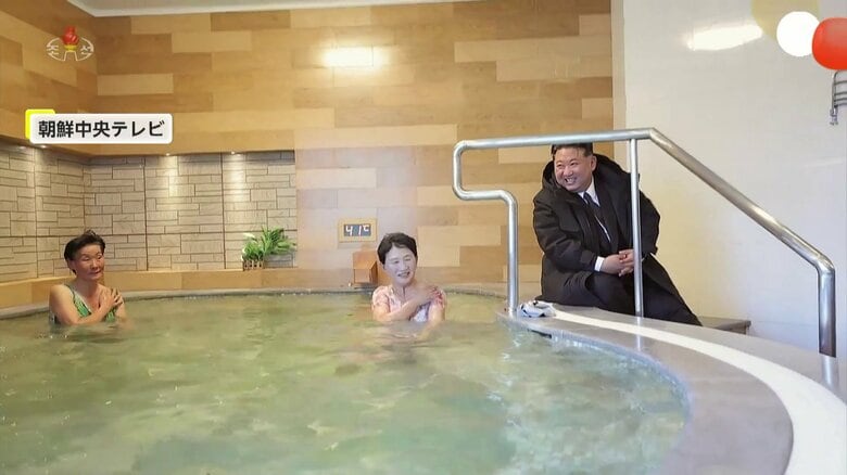 温泉施設で女性らと談笑…北朝鮮・金正恩総書記が黒いロングコートに革靴で視察　専門家「党大会に向け成果アピールか」｜FNNプライムオンライン