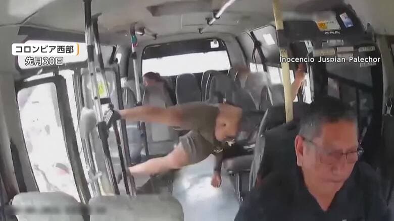 走行中のバス車内に男が突然飛び込んできた瞬間 一体何が?バイクで赤信号無視し衝突、勢いそのまま車内に 男は逃走 コロンビア|FNNプライムオンライン
