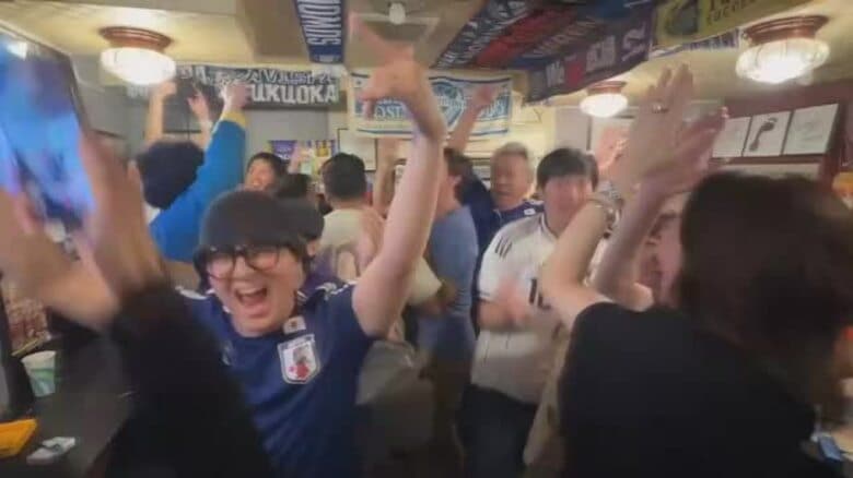 森保監督の地元・長崎からも大声援！サッカーW杯ブラジル戦　森保ジャパンの応援で監督の幼なじみが営業する立ち飲み店は満員！試合を見守る｜FNNプライムオンライン