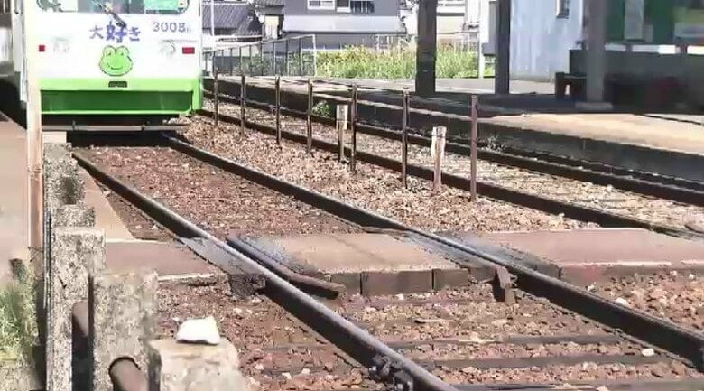 車体と線路の間に潜り込むような形に…命に別条なく軽傷　8歳の小学生が列車と接触　駅構内で線路横断中か　福岡・中間市｜FNNプライムオンライン