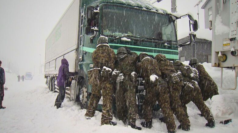 「スタック車は100％関西、中国ナンバー」大雪での“立往生”回避へ　北陸道規制し広域迂回で名神からの流入を防止｜FNNプライムオンライン
