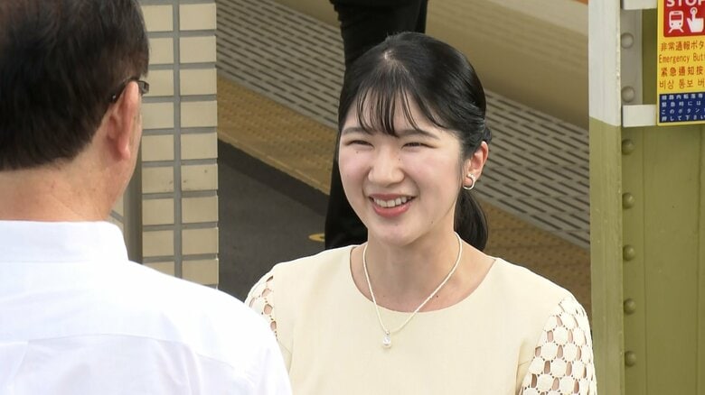 愛子さま三重県入り クリーム色の装いで駅長らに挨拶 あす伊勢神宮で「御木曳」出席へ|FNNプライムオンライン