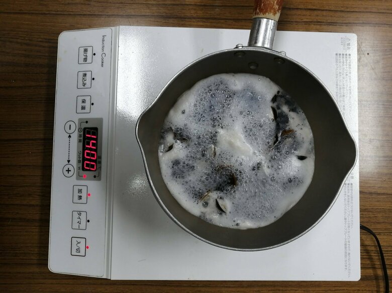 しじみを水に入れて熱している状態(提供:島根大学 秋広高志助教)