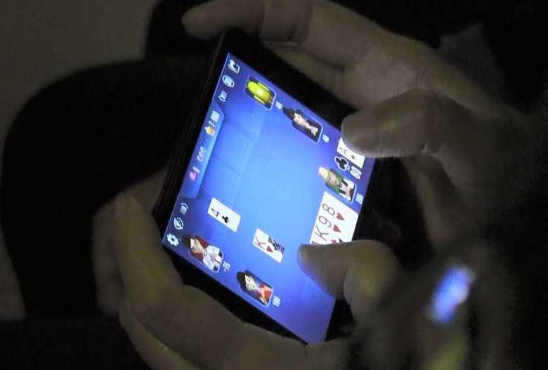 スマホのトランプゲームで遊んでいた