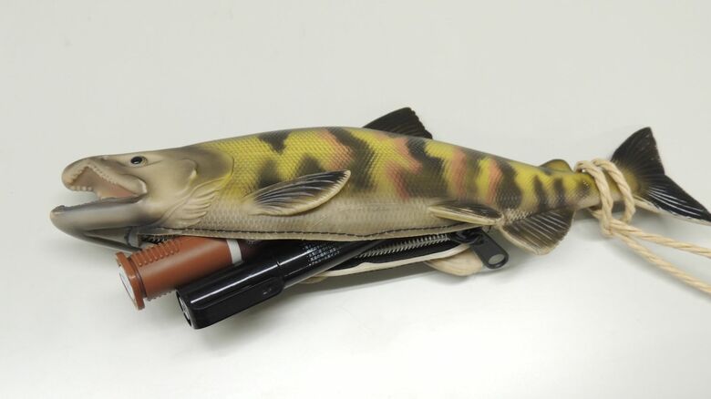 ペンなども入る