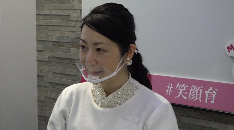 眉毛を持ち上げずに目を見開く練習