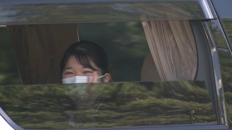 皇居を出発される愛子さま
