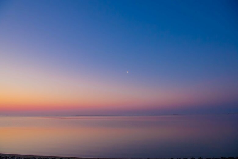 空を彩るビーナスベルトと地球影　「すごすぎる天気の図鑑」より（荒木健太郎／KADOKAWA）