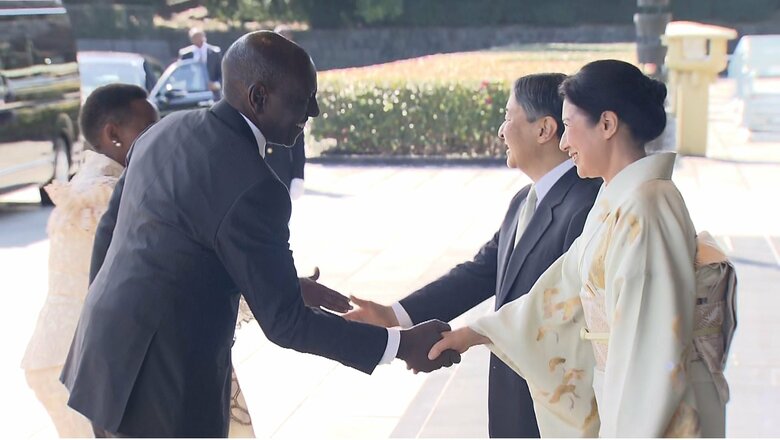 皇后さまは着物姿で出迎えられた　2月9日