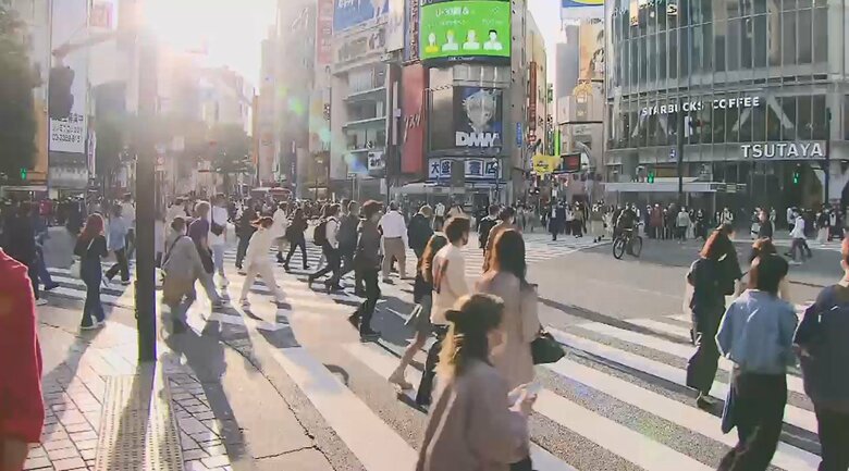 渋谷のスクランブル交差点には多くの人が行き交っていた（5月6日）